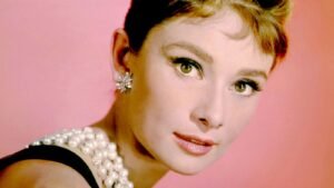 Descubre todos los secretos de Desayuno con diamantes (1961), el clásico protagonizado por Audrey Hepburn que marcó la historia del cine con glamour, música y rebeldía.